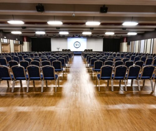 Torna-Convegno-dAutunno-levento-sulla-piscina-piu-partecipato-in-Italia-758x569 Una-delle-sale-dellhotel-che-ospitera-levento-TH-Lazise-Sala-Benacus