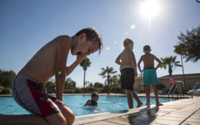 Vacanze in sicurezza per i bambini: al mare o in piscina, ecco come proteggerli
